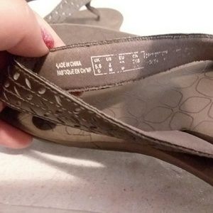 clarks liya gaze flip flops